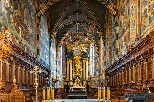 Monumentalne prezbiterium z gotyckimi freskami i barokowymi stallami w katedrze w Sandomierzu.