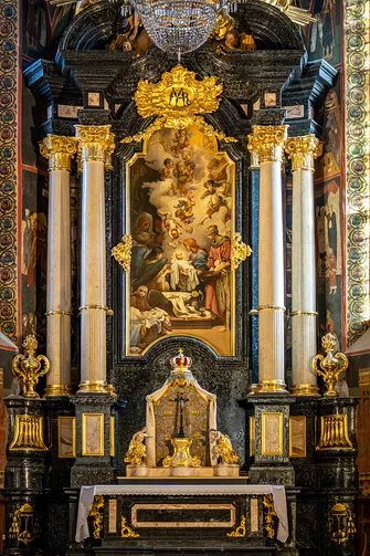 Barokowy ołtarz główny z ciemnego marmuru ze złoconymi elementami w katedrze w Sandomierzu.