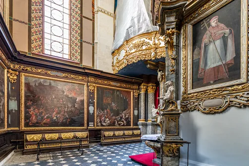 Cykl monumentalnych obrazów historycznych na ścianie nawy bocznej katedry w Sandomierzu.