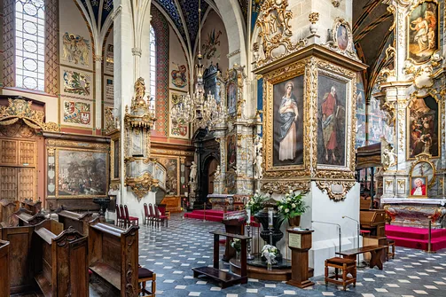 Ambona, filary z portretami oraz malowidła ścienne w katedrze w Sandomierzu.