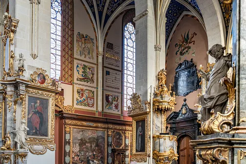 Złocona ambona i polichromie ścienne przedstawiające herby w katedrze w Sandomierzu.