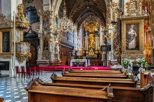 Widok przez nawę główną na ołtarz główny i stalle w katedrze w Sandomierzu.