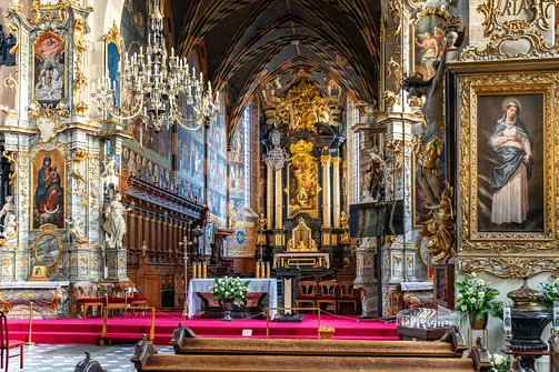 Monumentalny ołtarz główny oraz freski bizantyjsko-ruskie w prezbiterium katedry w Sandomierzu.