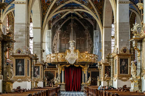 Barokowy prospekt organowy i kryształowy żyrandol w nawie głównej katedry w Sandomierzu.