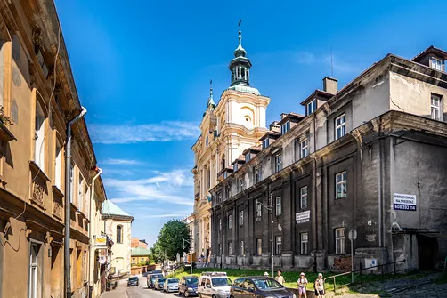 Barokowa fasada soboru archikatedralnego św. Jana Chrzciciela w Przemyślu widoczna z perspektywy ulicy.