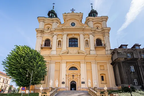 Monumentalna, dwuwieżowa fasada frontowa soboru archikatedralnego św. Jana Chrzciciela w Przemyślu.