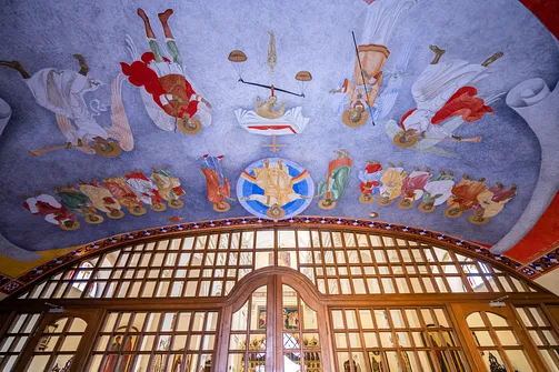 Współczesna polichromia o charakterze bizantyjskim na sklepieniu kruchty w soborze w Przemyślu.
