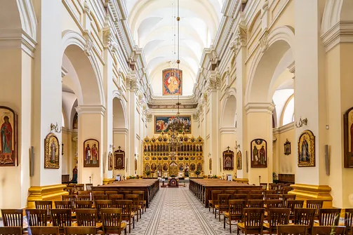 Nawa główna przemyskiego soboru św. Jana Chrzciciela z widokiem na monumentalny ikonostas.