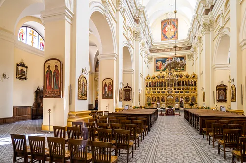 Wnętrze soboru archikatedralnego św. Jana Chrzciciela w Przemyślu z ikonami na filarach.