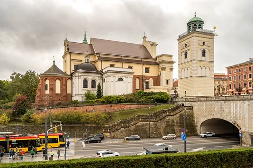 Gotycka apsyda prezbiterium oraz klasycystyczna dzwonnica warszawskiego kościoła św. Anny od strony Trasy W-Z.