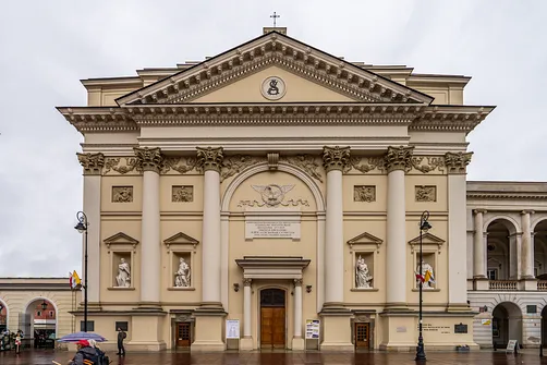 Klasycystyczna fasada kościoła św. Anny w Warszawie z korynckimi kolumnami i rzeźbami ewangelistów w niszach.