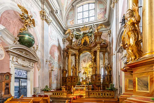 Boczny widok prezbiterium świątyni z ołtarzem głównym oraz portalem do kaplicy bł. Władysława z Gielniowa.