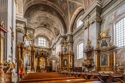 Sklepienie kolebkowe z lunetami i iluzjonistycznymi freskami nad nawą główną warszawskiego kościoła św. Anny.