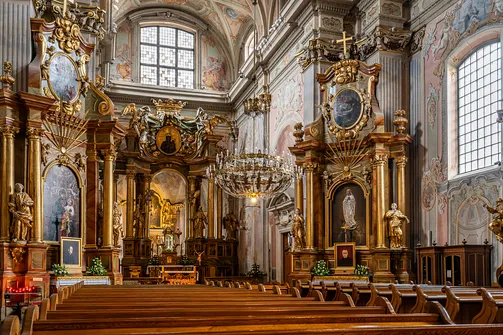 Bogato zdobione ołtarze boczne w barokowym wnętrzu kościoła św. Anny w Warszawie.