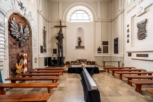Wnętrze kaplicy Loretańskiej w warszawskim kościele św. Anny z ławkami i rzeźbą Matki Bożej w niszy.