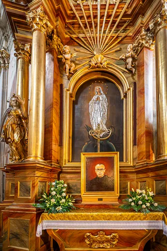 Ołtarz boczny z obrazem Matki Bożej odzianej w srebrną sukienkę w kościele św. Anny w Warszawie.