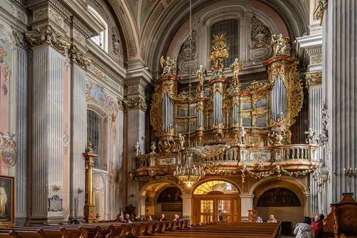 Bogato zdobiony prospekt organowy z barokowym chórem muzycznym w kościele św. Anny w Warszawie.