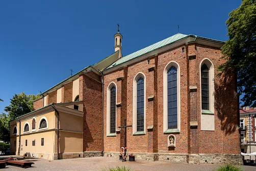 Ceglana, gotycka elewacja boczna kościoła św. Wojciecha i Stanisława w Rzeszowie z widocznymi szkarpami.