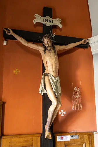 Rzeźba Ukrzyżowanego Chrystusa umieszczona na ścianie w kruchcie kościoła św. Wojciecha i Stanisława.