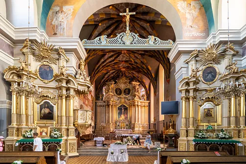Ołtarz główny oraz barokowe ołtarze boczne w rzeszowskim kościele farnym, widok od strony nawy.