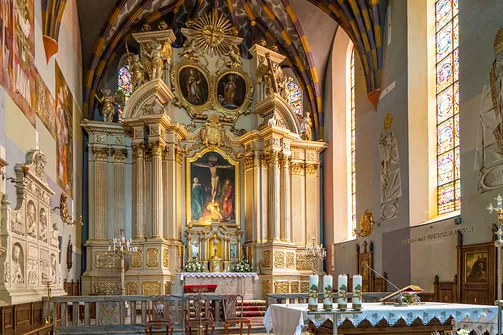Bogato zdobiony, barokowy ołtarz główny w prezbiterium kościoła św. Wojciecha i Stanisława w Rzeszowie.