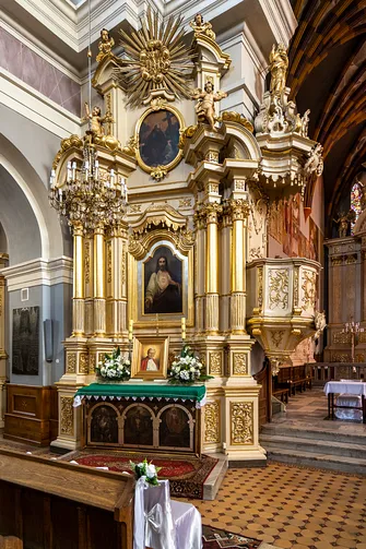 Bogato zdobiona ambona przyścienna i ołtarz z obrazem Serca Jezusowego w kościele farnym w Rzeszowie.