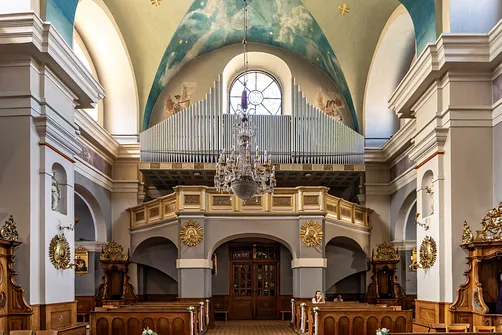 Chór muzyczny z prospektem organowym i kryształowym żyrandolem w rzeszowskiej świątyni pw. św. Wojciecha.