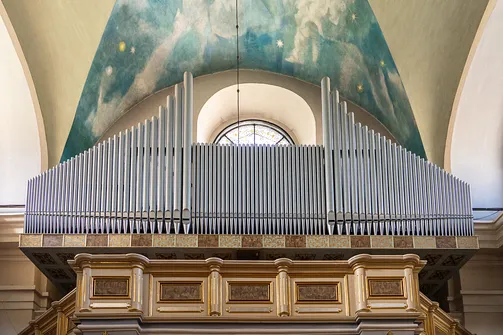 Zbliżenie na klasycystyczny prospekt organowy i malowidła na sklepieniu kościoła farnego w Rzeszowie.