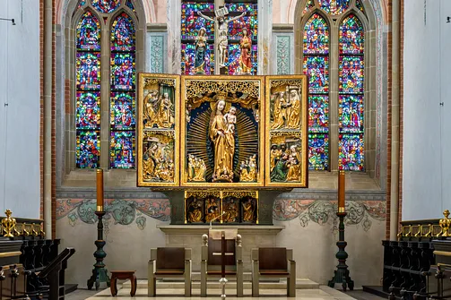 Późnogotycki ołtarz szafiasty z rzeźbioną Madonną z Dzieciątkiem w mogilskim sanktuarium.