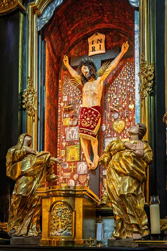 Figura Pana Jezusa Mogilskiego na Krzyżu, otoczona licznymi wotami dziękczynnymi.