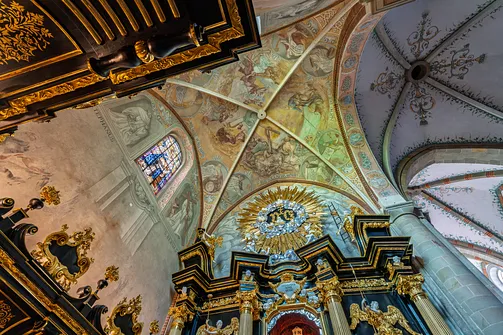 Spojrzenie w górę na bogato malowane sklepienie krzyżowo-żebrowe w Kaplicy Cudownego Krzyża.