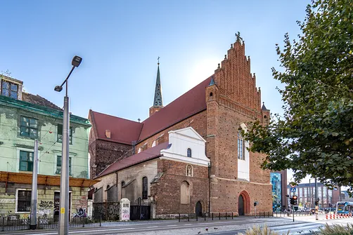 Gotycki kościół św. Wojciecha we Wrocławiu – widok na ceglaną fasadę z charakterystycznym schodkowym szczytem.