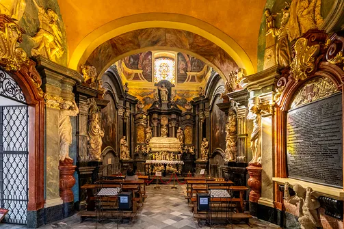 Kaplica bł. Czesława we Wrocławiu z ozdobnym, barorowym ołtarzem oraz rzeźbami świętych.