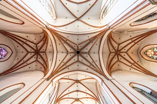 Gotyckie sklepienie krzyżowo-żebrowe i gwieździste we wrocławskiej świątyni – detal architektury.
