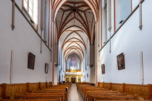Widok z nawy głównej kościoła św. Wojciecha we Wrocławiu w kierunku chóru muzycznego z organami.