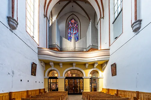 Współczesny prospekt organowy umieszczony na emporze nad wejściem do wrocławskiego kościoła św. Wojciecha.