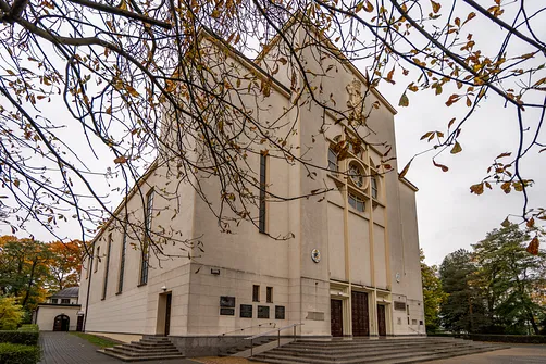 Widok na bryłę konkatedry Matki Bożej Zwycięskiej w Warszawie od strony północno-zachodniej.