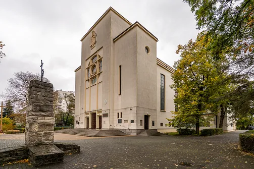 Skałkowy obelisk misyjny na placu przed warszawską konkatedrą Matki Bożej Zwycięskiej.