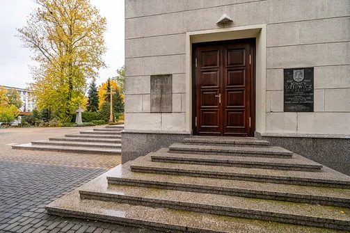 Granitowe schody i boczny portal wejściowy do warszawskiej konkatedry Matki Bożej Zwycięskiej.
