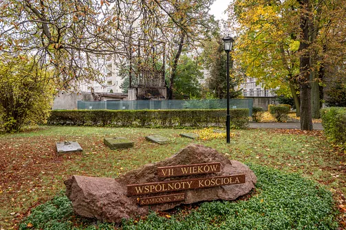 Kamień pamiątkowy siedmiu wieków wspólnoty kościoła na Kamionku przy konkatedrze w Warszawie.