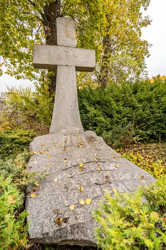 Pomnik Zbrodni Katyńskiej na placu przed konkatedrą Matki Boskiej Zwycięskiej przy ulicy Grochowskiej w Warszawie.