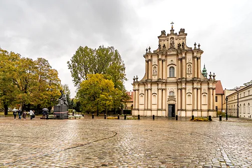 Barokowa fasada Kościoła Wizytek w Warszawie z widocznym po lewej stronie pomnikiem kardynała Wyszyńskiego.