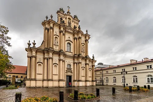 Monumentalna, rokokowo-barokowa fasada Kościoła Wizytek w Warszawie widziana z placu przed świątynią.