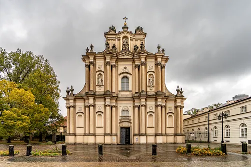 Symetryczne ujęcie frontowej elewacji kościoła opieki św. Józefa w Warszawie.