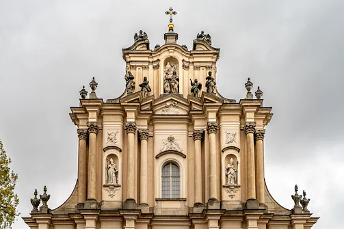 Detale architektoniczne górnej kondygnacji i bogato rzeźbionego zwieńczenia fasady Kościoła Wizytek.