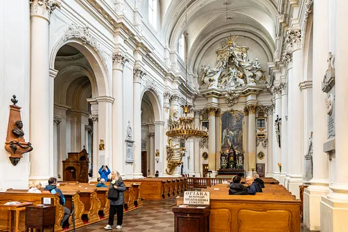 Widok na nawę główną Kościoła Wizytek, ołtarz i charakterystyczną ambonę w kształcie łodzi.