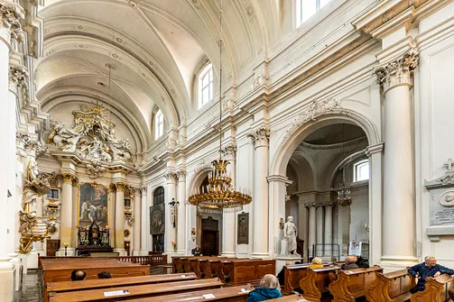 Perspektywa wnętrza Kościoła Wizytek z widocznymi arkadami bocznymi i sklepieniem kolebkowym z lunetami.
