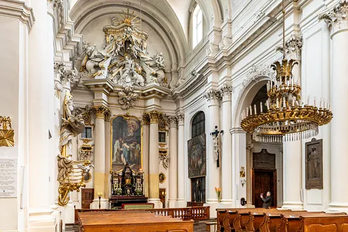 Zbliżenie na prezbiterium Kościoła Wizytek z ołtarzem głównym i imponującą rzeźbiarską nastawą.
