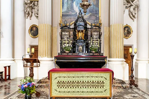 Dolna część barokowego ołtarza głównego z tabernakulum.