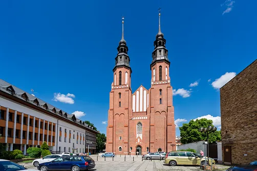 Dwie neogotyckie wieże katedry w Opolu dominują nad placem przed fasadą zachodnią.